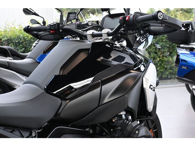 bmw - r-1300-gs-triple-black