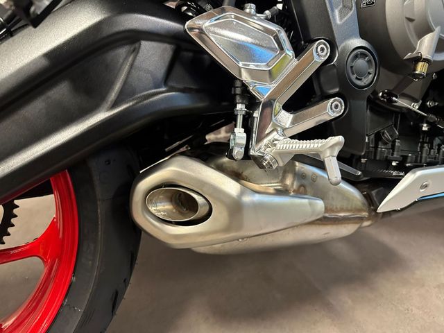 triumph - trident-660