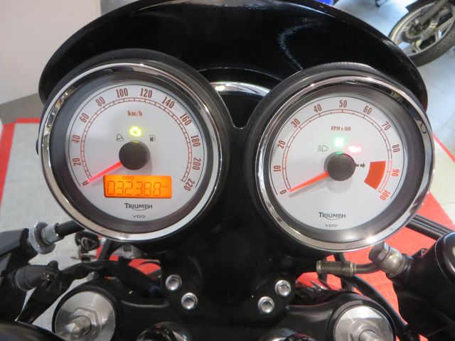 triumph - thruxton-900