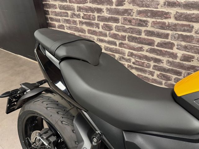 triumph - trident-660