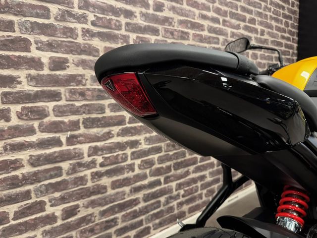 triumph - trident-660