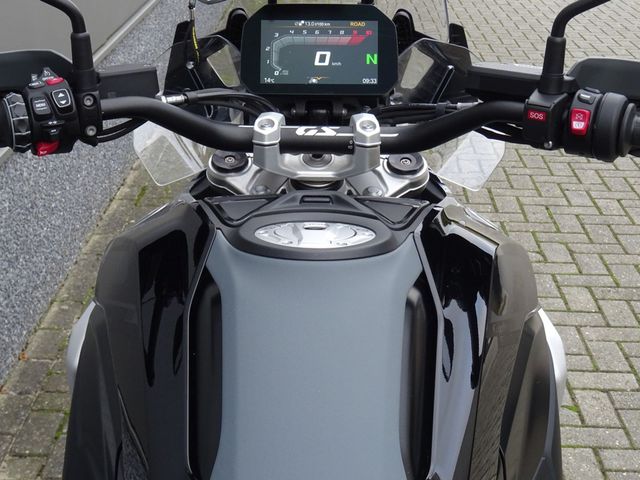 bmw - r-1300-gs-triple-black