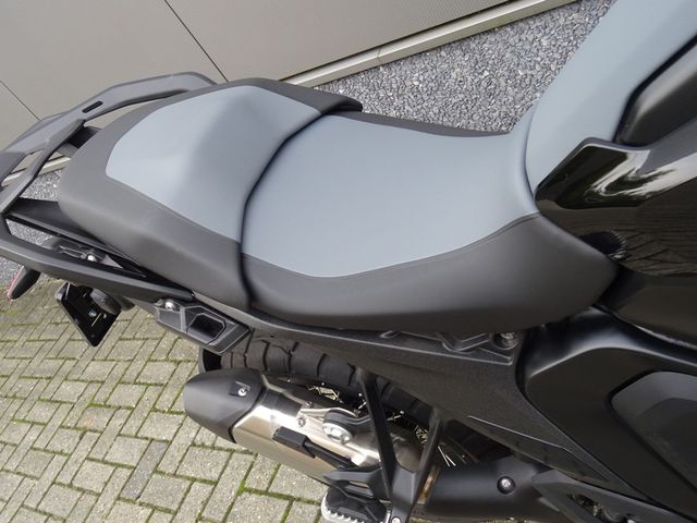 bmw - r-1300-gs-triple-black