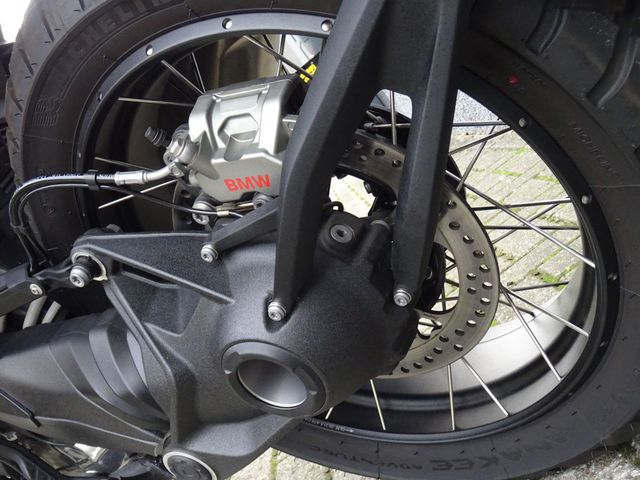 bmw - r-1300-gs-triple-black