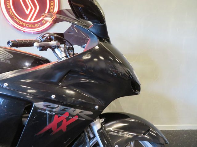 honda - cbr-1100--xx-super-blackbird