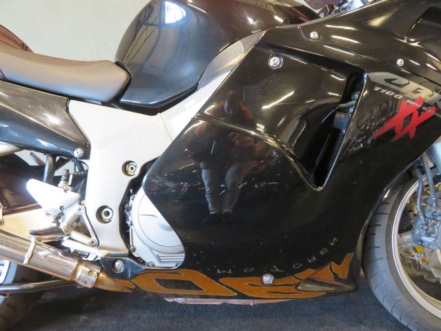 honda - cbr-1100--xx-super-blackbird