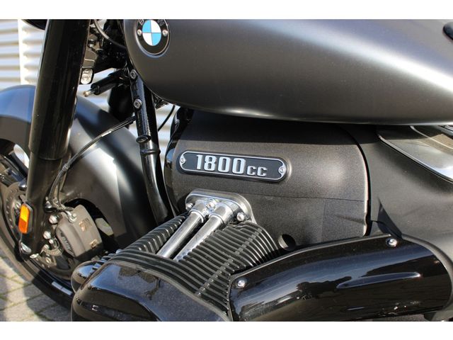 bmw - r-18-rocktane