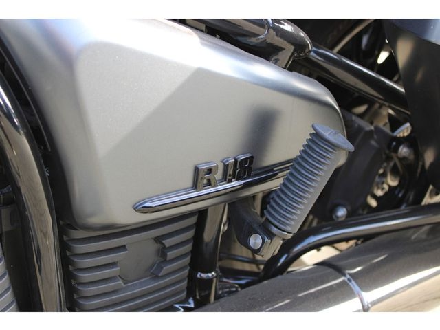 bmw - r-18-rocktane