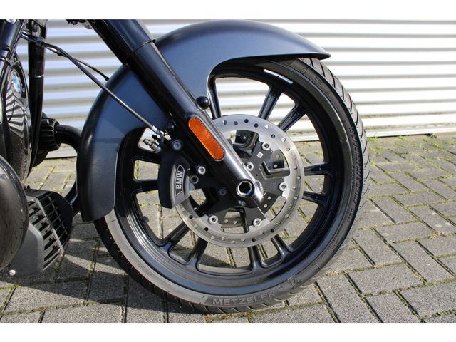 bmw - r-18-rocktane