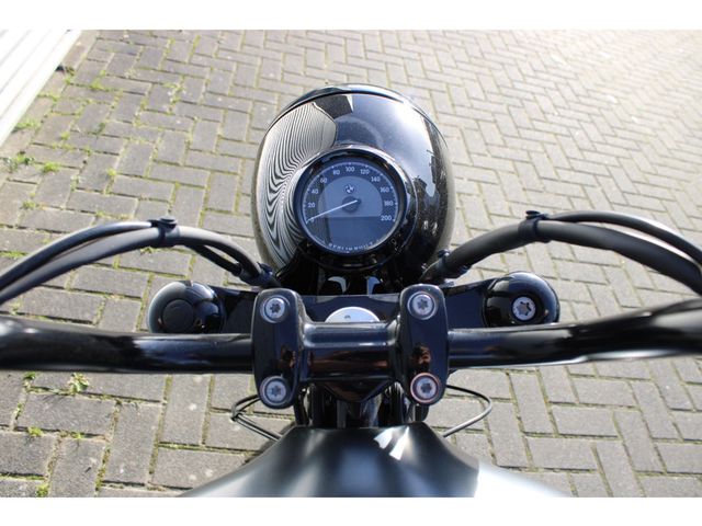 bmw - r-18-rocktane