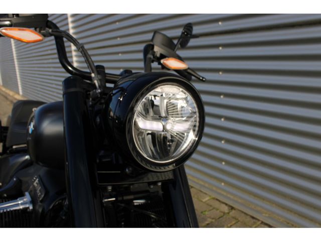 bmw - r-18-rocktane