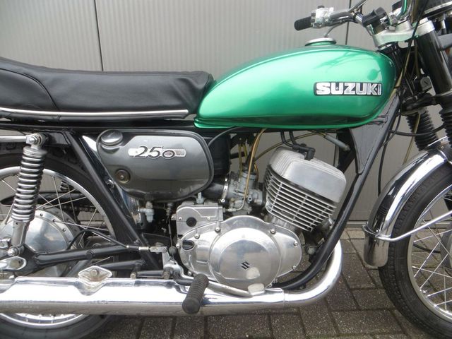 suzuki - gt-250