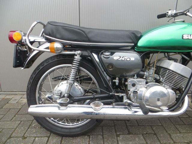 suzuki - gt-250