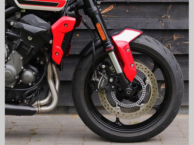 triumph - trident-660