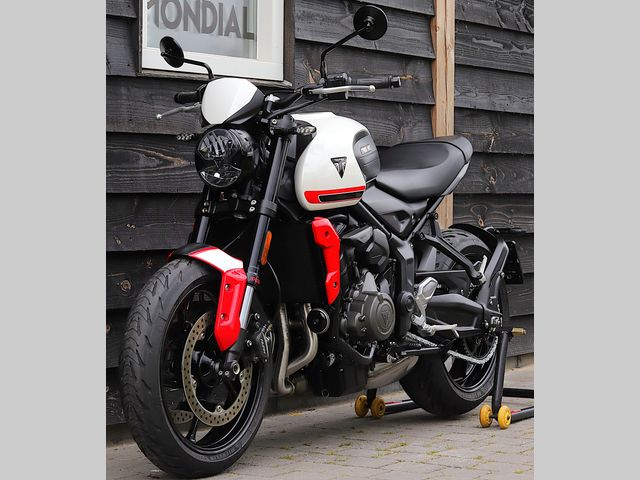 triumph - trident-660