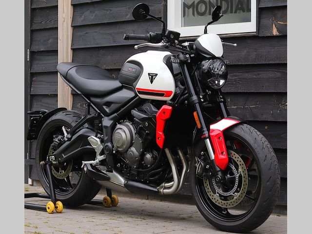 triumph - trident-660