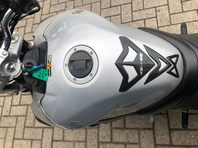 suzuki - gsr-600