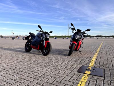 ULTRAVIOLETTE F 77 SUPERSTREET – foto 2