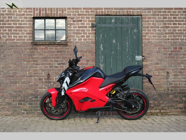 ULTRAVIOLETTE - f-77-superstreet