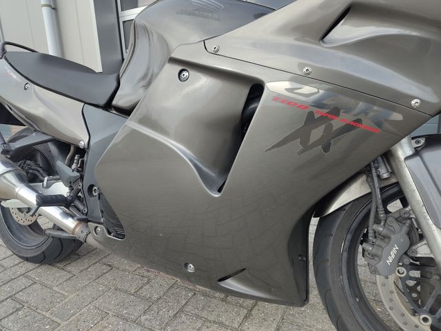 honda - cbr-1100--xx-super-blackbird