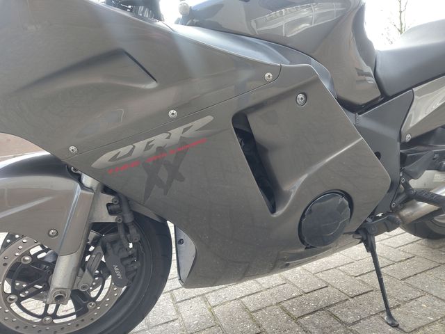 honda - cbr-1100--xx-super-blackbird