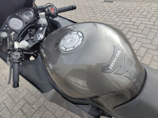 honda - cbr-1100--xx-super-blackbird