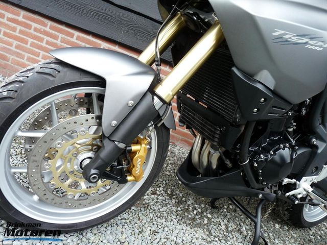 triumph - tiger-1050