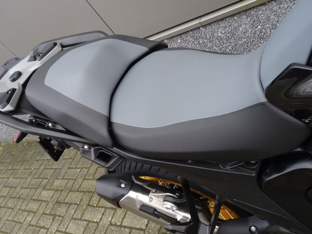 bmw - r-1300-gs-triple-black