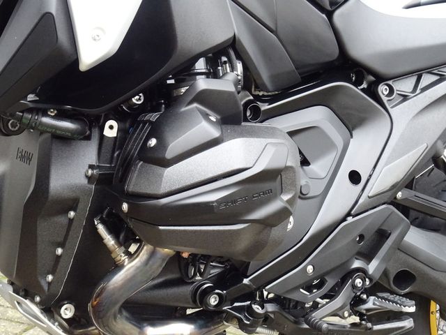 bmw - r-1300-gs-triple-black