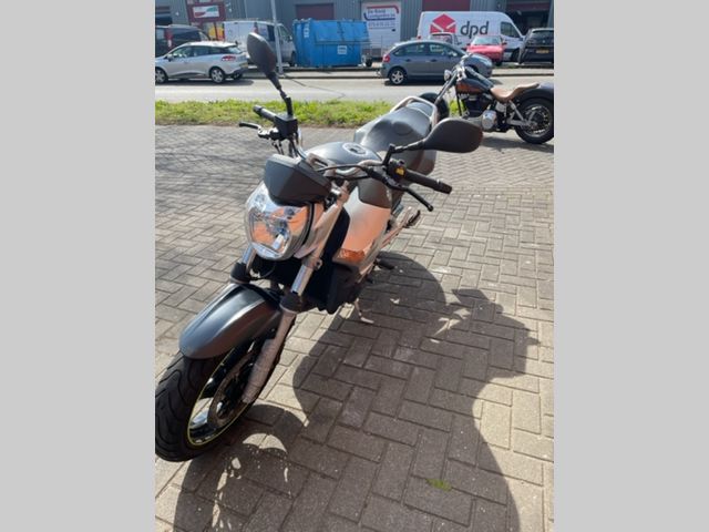 suzuki - gsr-600
