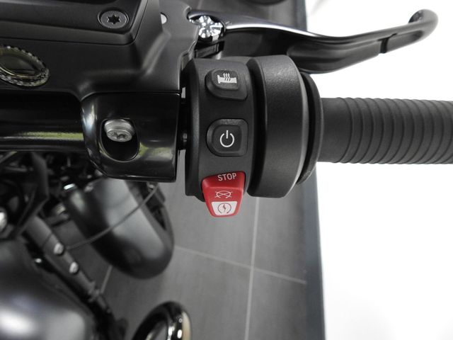bmw - r-18-rocktane