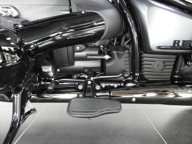 bmw - r-18-rocktane