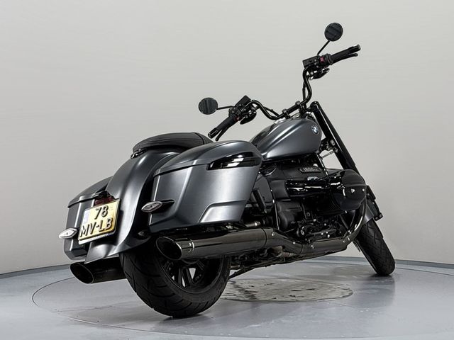 bmw - r-18-rocktane