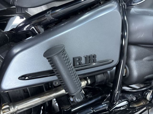 bmw - r-18-rocktane