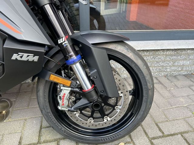 ktm - 1390-super-duke-r-evo