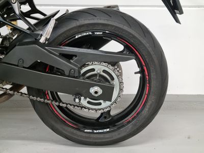 SUZUKI GSR 750 – foto 4