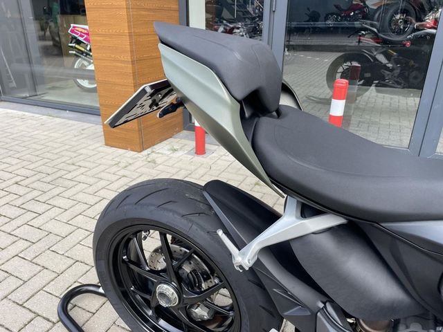 ducati - streetfighter-v2