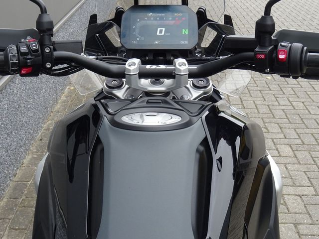 bmw - r-1300-gs-triple-black