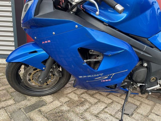 triumph - sprint-st-1050-abs