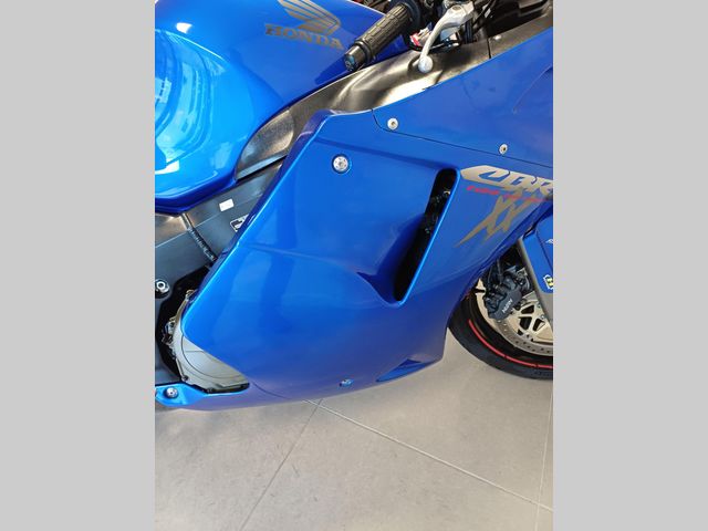 honda - cbr-1100--xx-super-blackbird