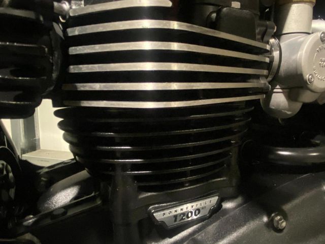 triumph - bonneville-t-120-black