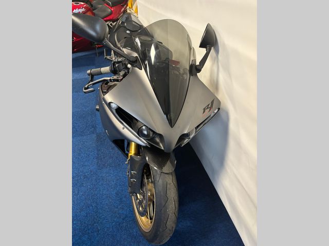 yamaha - r1