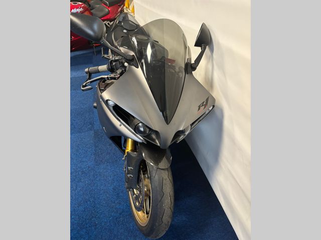 yamaha - r1