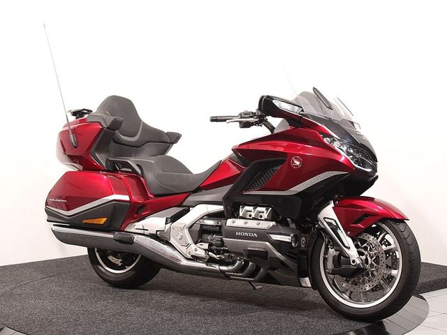 honda - gl-1800-goldwing-touring-deluxe