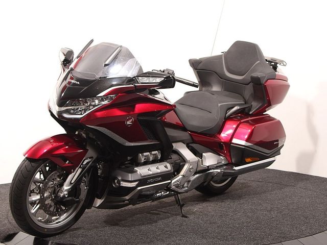 honda - gl-1800-goldwing-touring-deluxe