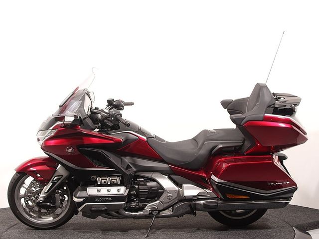 honda - gl-1800-goldwing-touring-deluxe