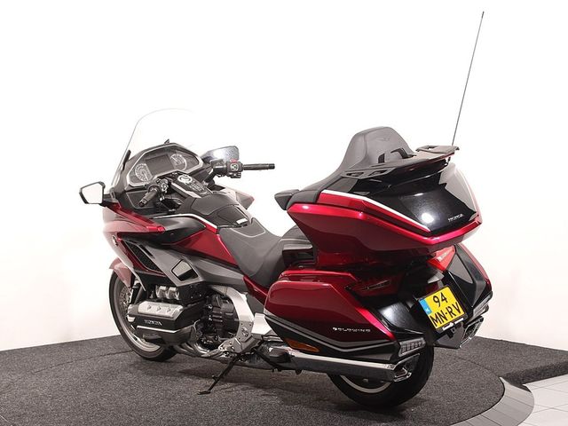 honda - gl-1800-goldwing-touring-deluxe