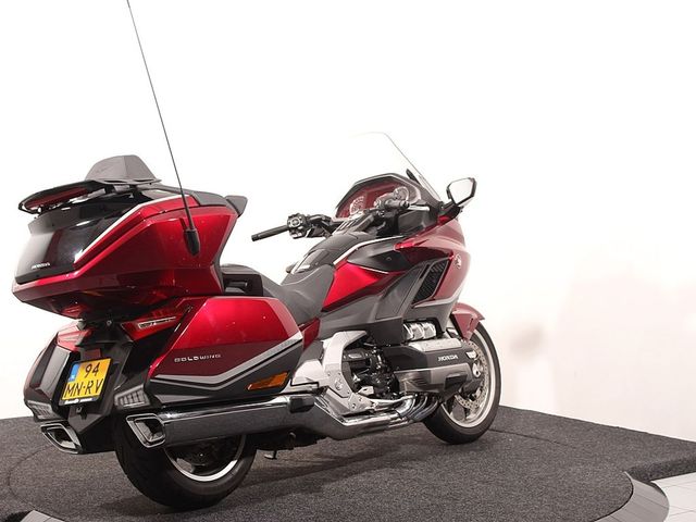honda - gl-1800-goldwing-touring-deluxe