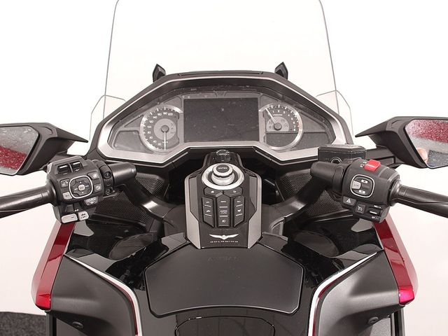 honda - gl-1800-goldwing-touring-deluxe