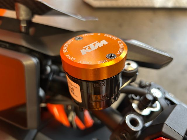 ktm - 1390-super-duke-r